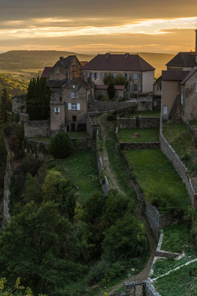 Большой дом на высокой скале, Франция 