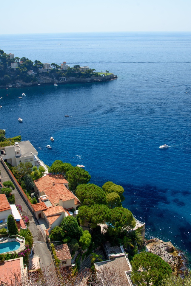 Вид на дома на холме у залива, Франция 