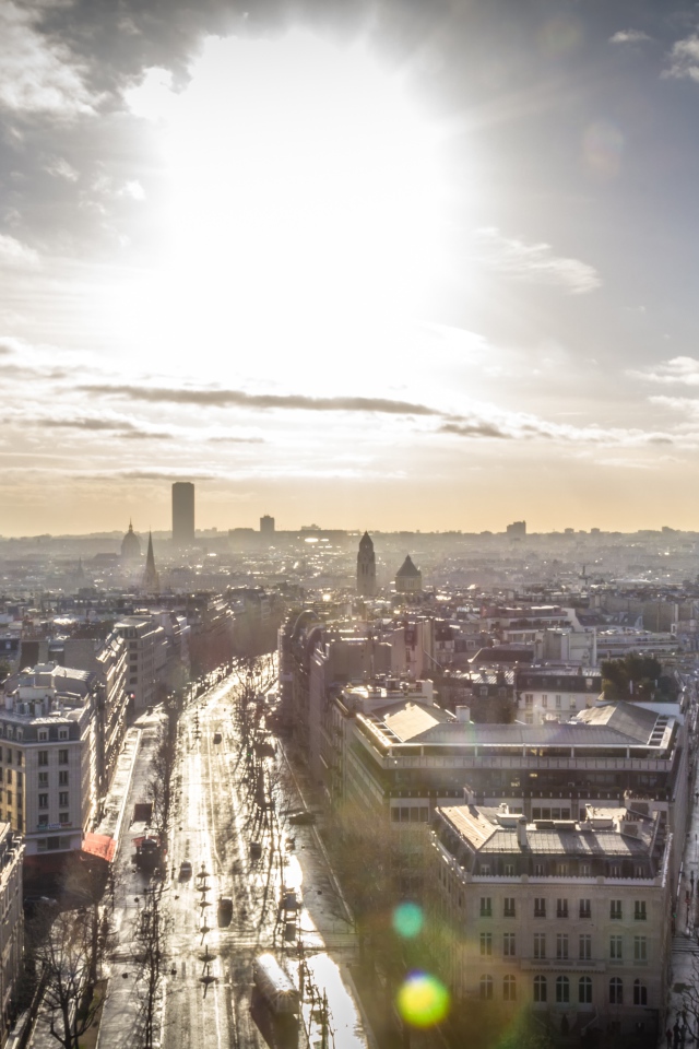 Вид на красивый город Париж на рассвете 