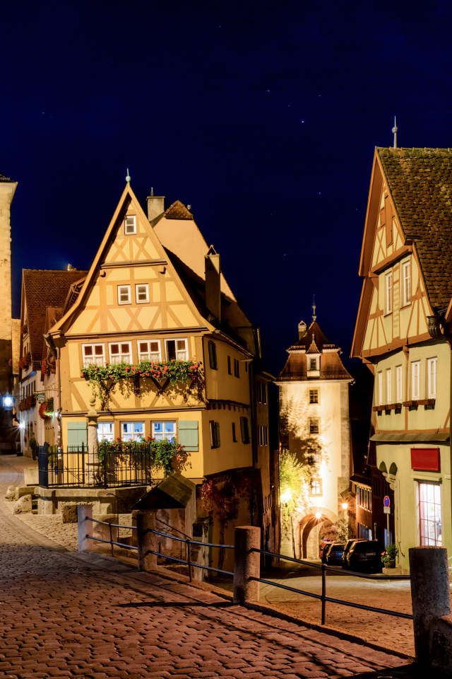 Красивые дома на ночной улице города Ротенбург, Германия 