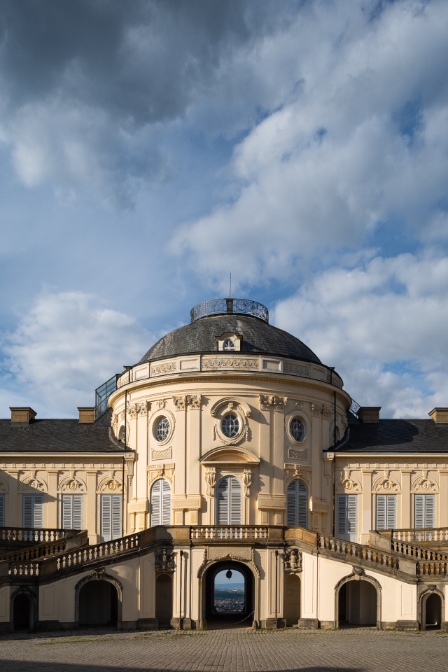 Красивый старый дом под небом с белыми облаками, Германия