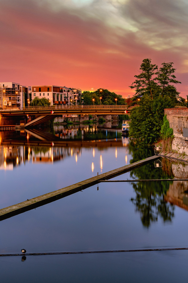 Мост над каналом соединяет город, Германия