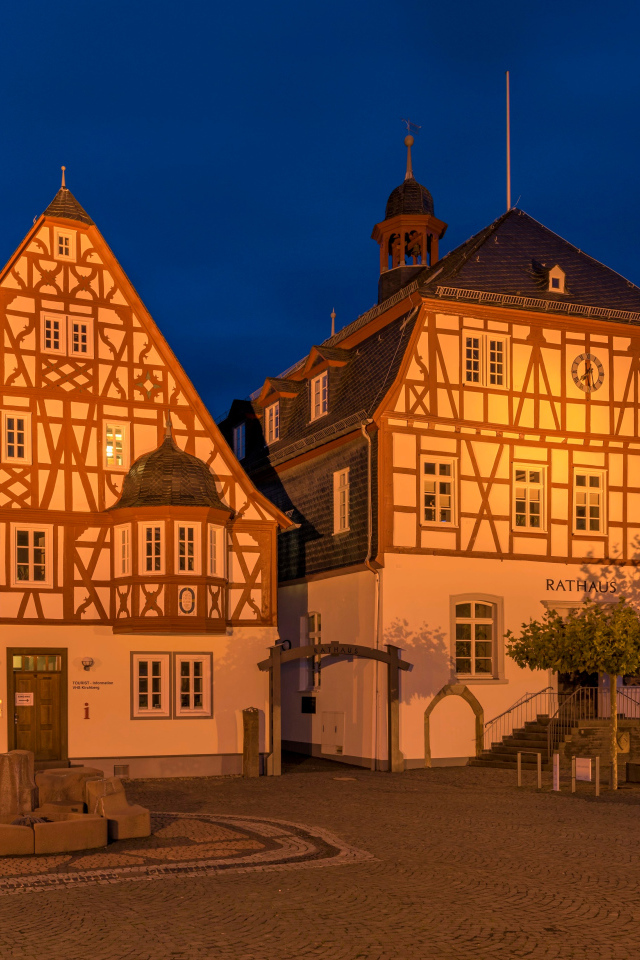 Дома на ночной улице в городе Кирхберг, Германия