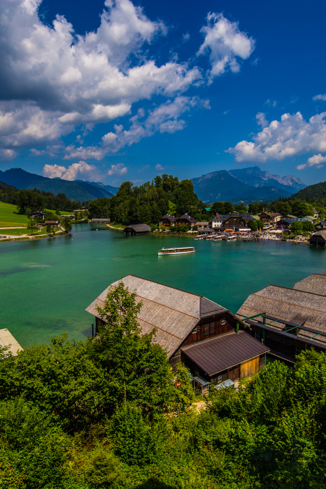 Дома на берегу озера под голубым небом, Германия