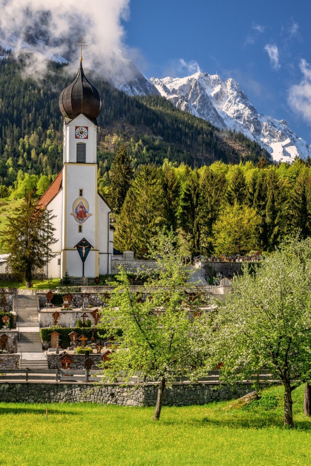 Старая церковь на фоне заснеженных гор, Германия 