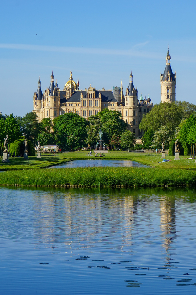 Вид на красивый Шверинский замок у пруда, Германия 