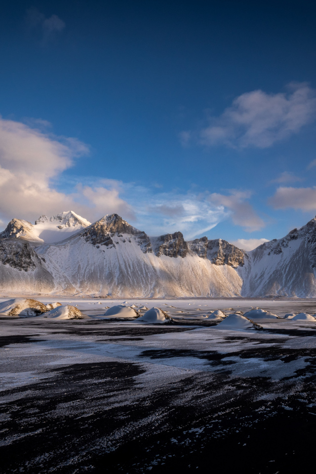 Заледеневшее озеро у заснеженных гор, Исландия