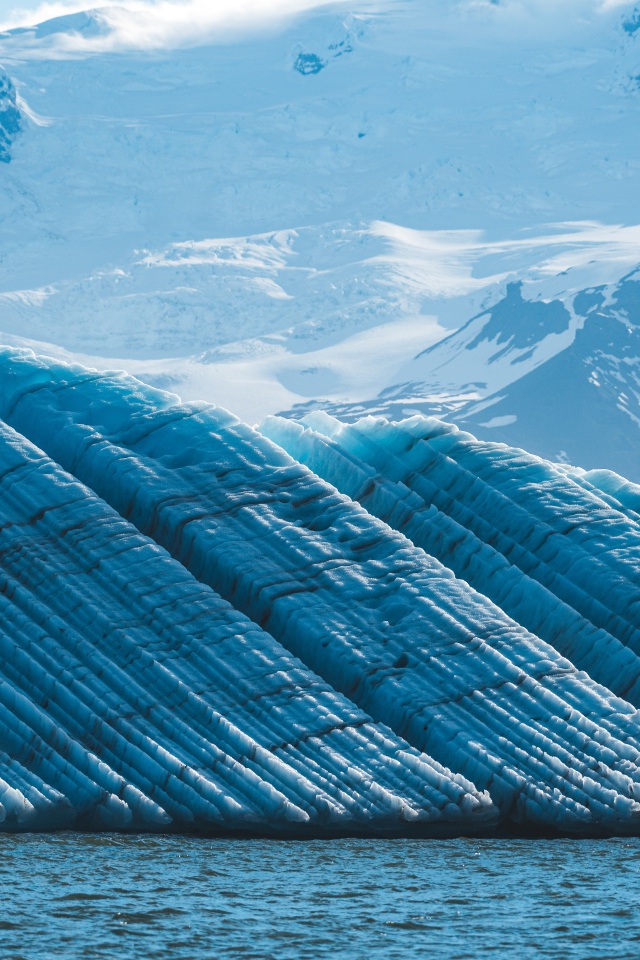 Большой голубой ледник и заснеженные горы Исландии