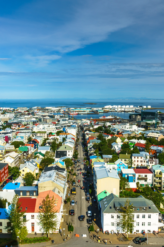Вид на дома в городе под голубым небом, Исландия 