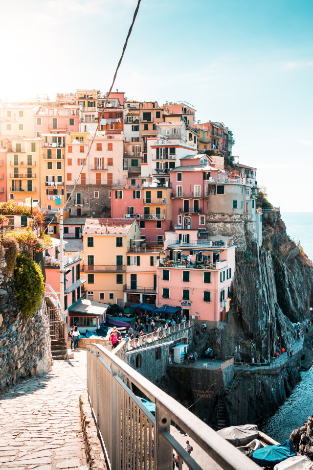 Дома в городе на скале у океана, Италия