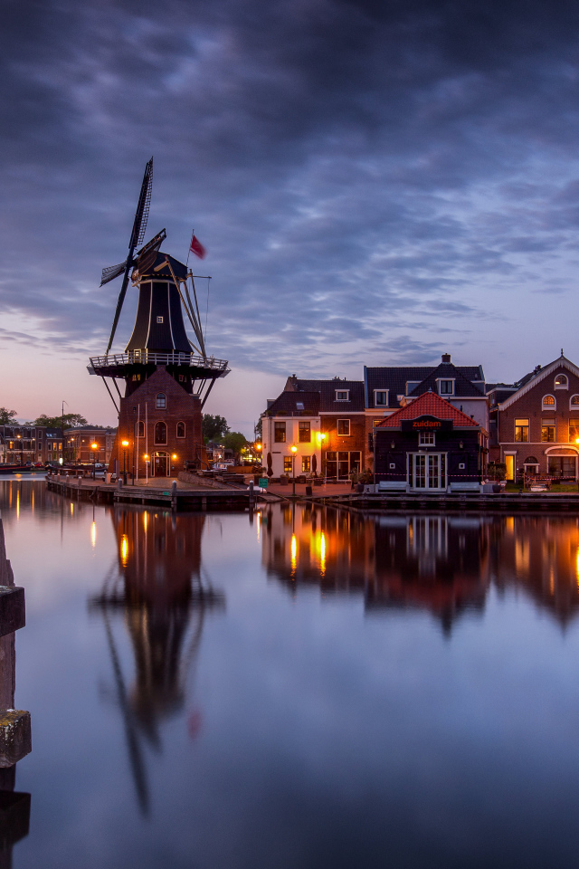 Красивый вечерний вид на город у реки, Нидерланды 