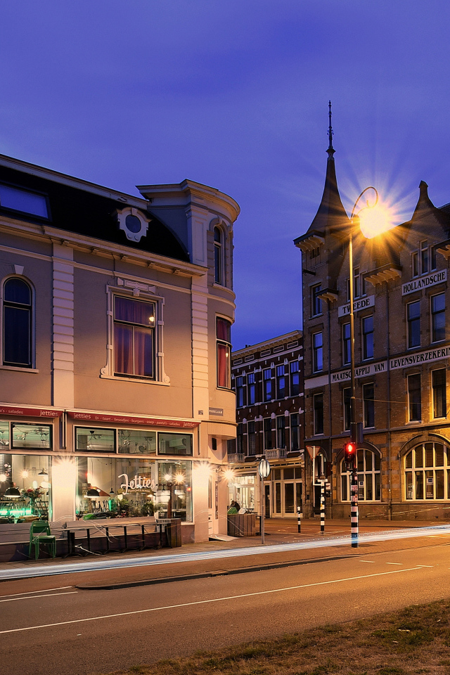 Дома на ночной улице в Нидерландах 