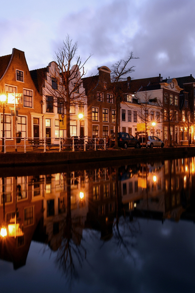 Дома на берегу канала вечером, Нидерланды 