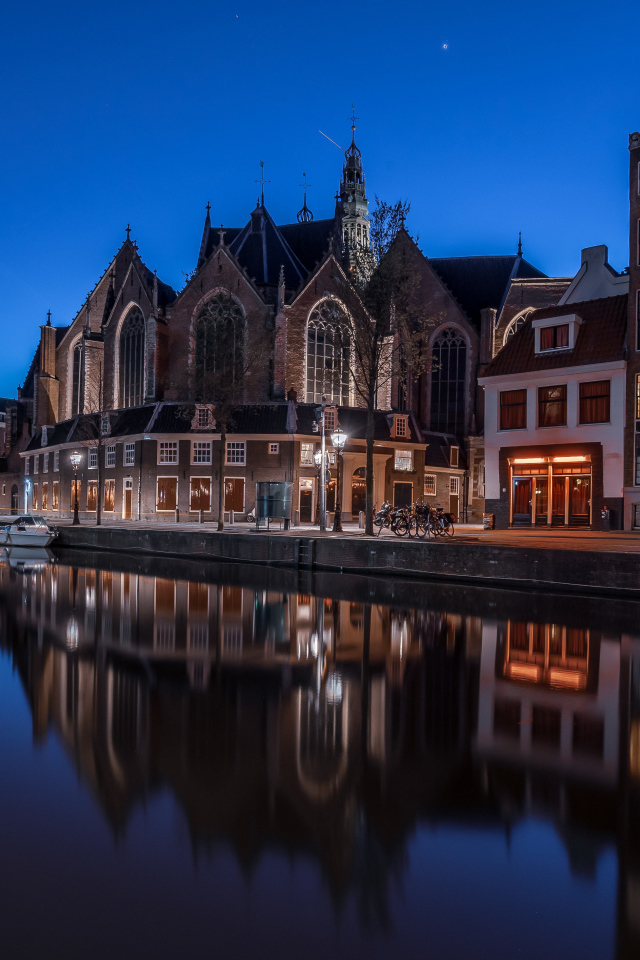 Дома отражаются в воде канала ночью, Нидерланды 