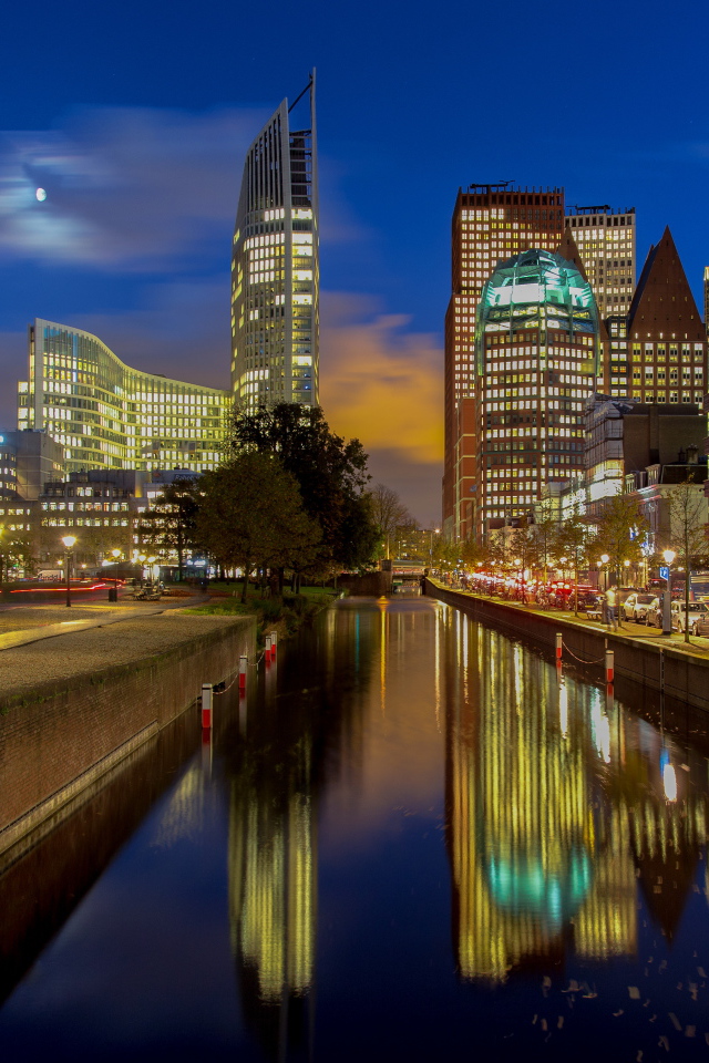 Ночные небоскребы отражаются в воде канала, Нидерланды 