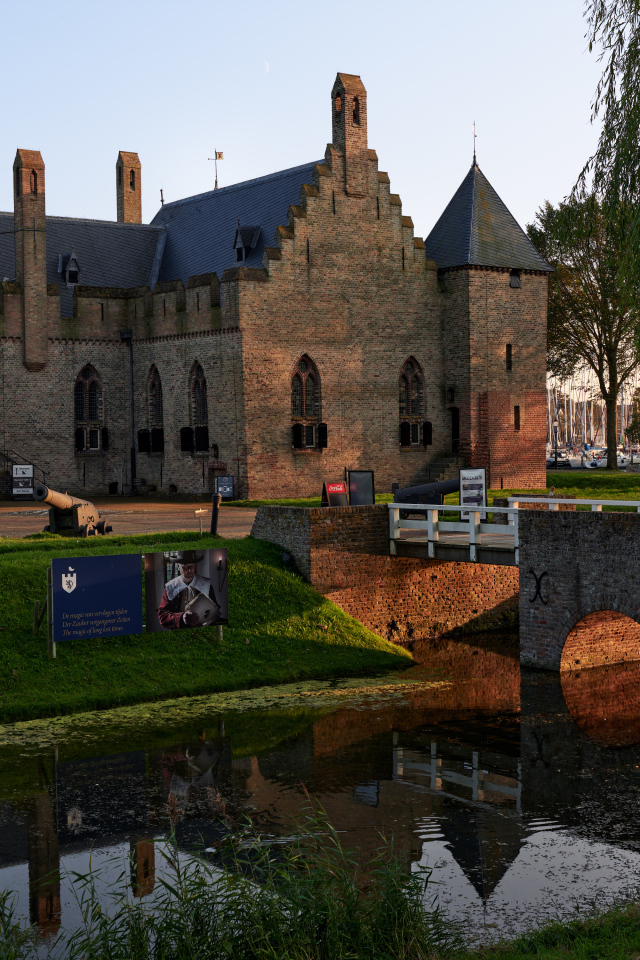 Старый замок Radboud  у реки, Нидерланды 