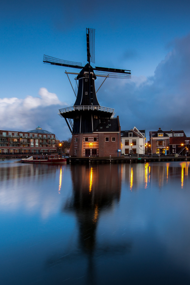 Старая мельница на берегу реки вечером, Нидерланды