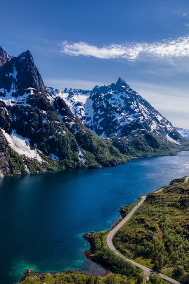 Красивый вид на фьорд и горы, Лофотенские острова. Норвегия 