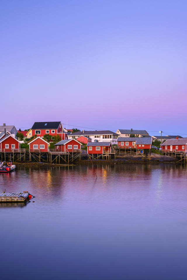 Красные дома на сваях на берегу залива, Норвегия 