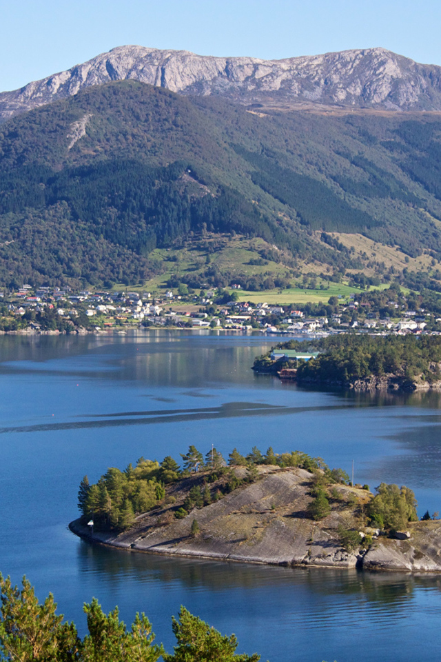 Вид на величественные горы и фьорд, Норвегия