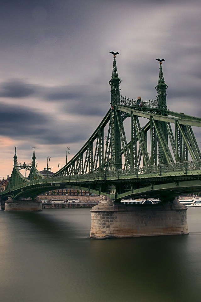 Красивый мост над рекой, Бухарест. Румыния 