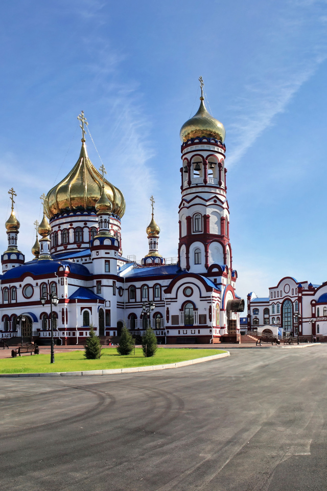 Красивый храм под голубым небом, Россия 