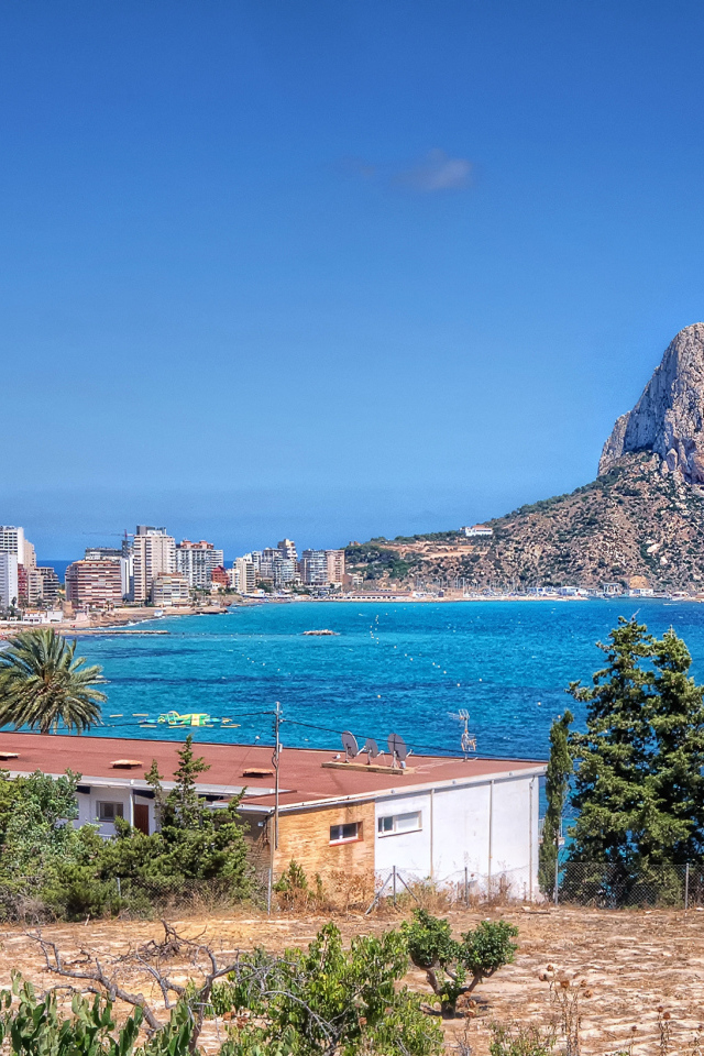 Дома на побережье Испании под голубым небом