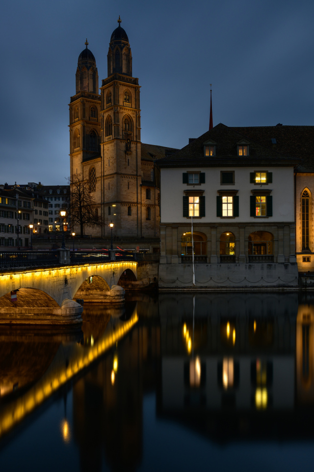 Большой дом у реки ночью, Цюрих, Швейцария 