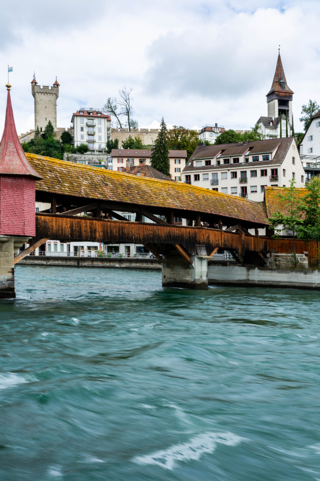 Мост через реку ведет в город, Швейцария