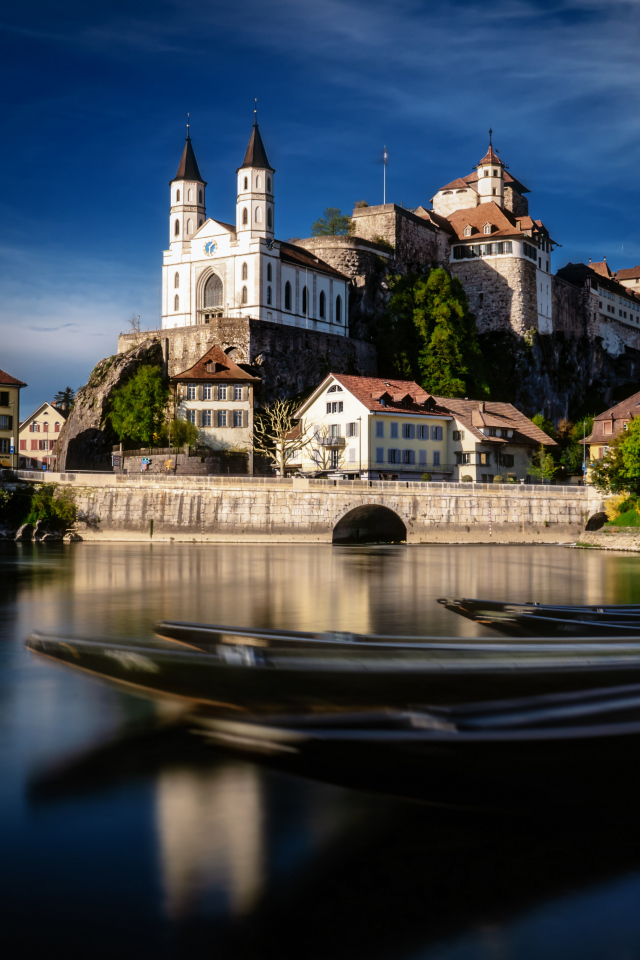 Церковь на берегу реки под голубым небом, Швейцария 
