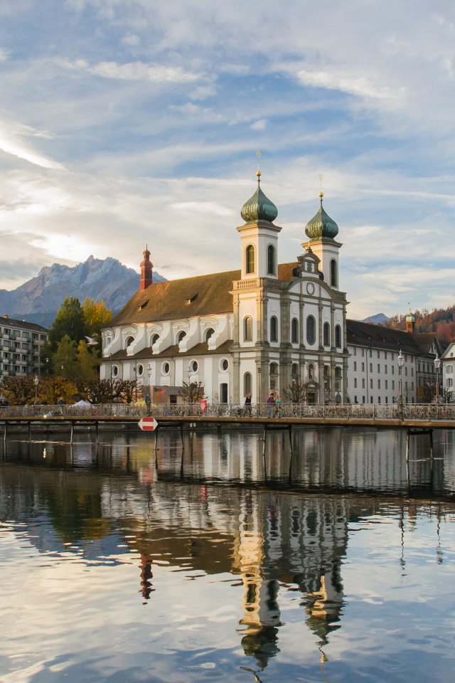 Старая церковь на берегу озера, Швейцария 