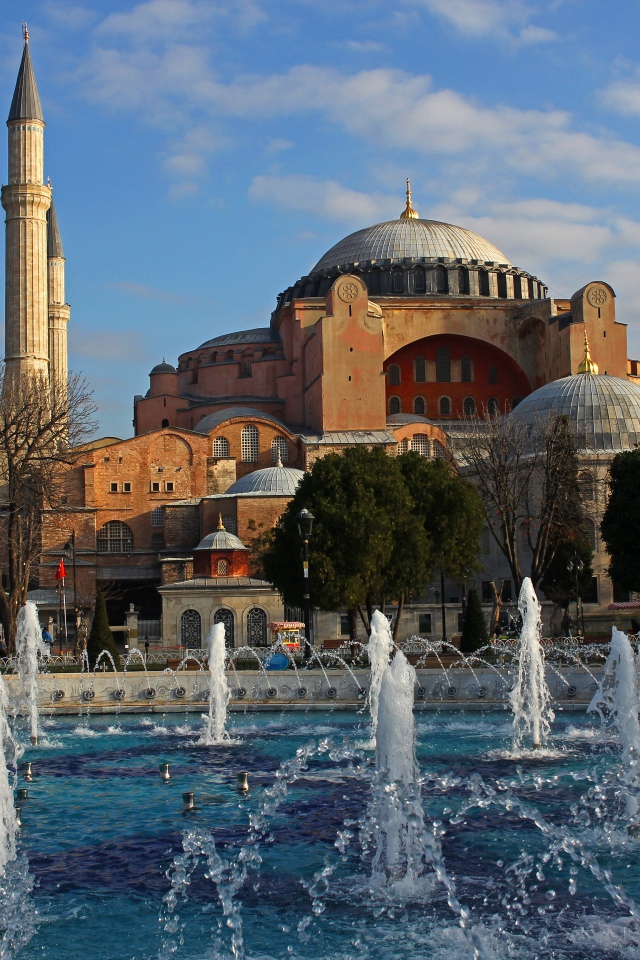 Фонтан у мечети в Стамбуле, Турция 