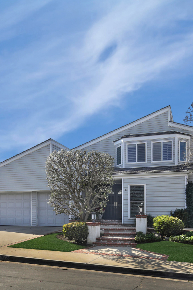 Красивый дом в Калифорнии под голубым небом, США