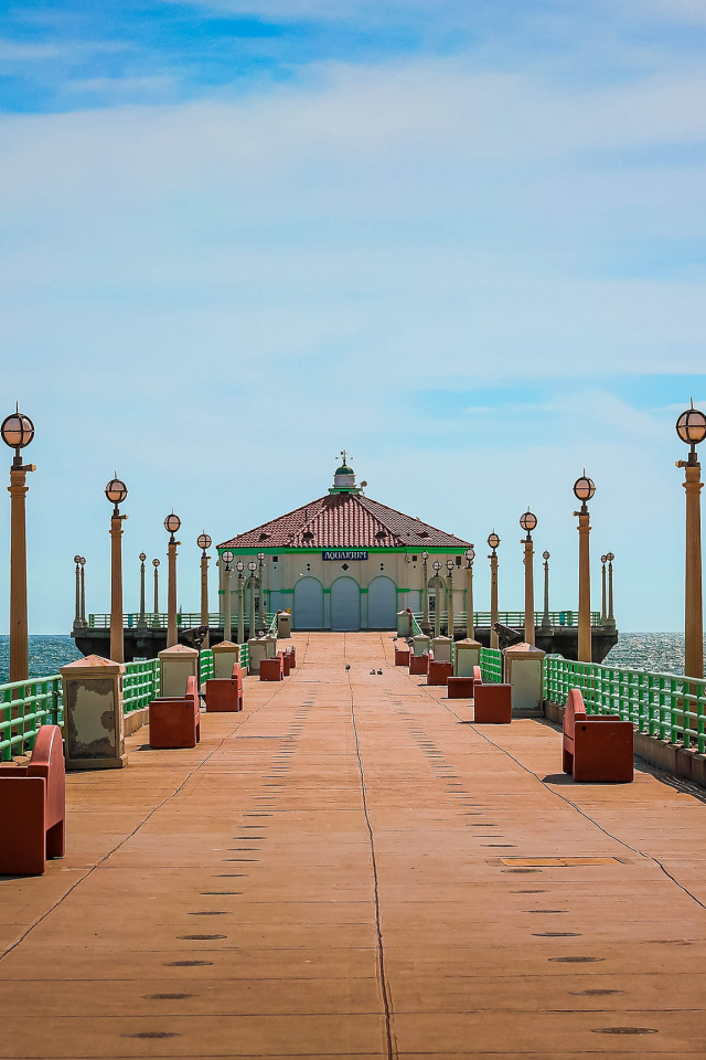 Красивый мост к пристани в океане, США