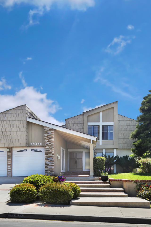 Красивый дом на улице под голубым небом, США