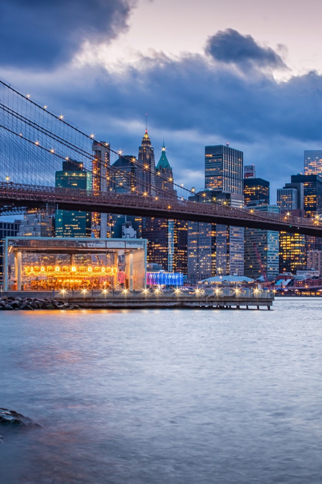 Бруклинский мост через реку на фоне ночного мегаполиса, США