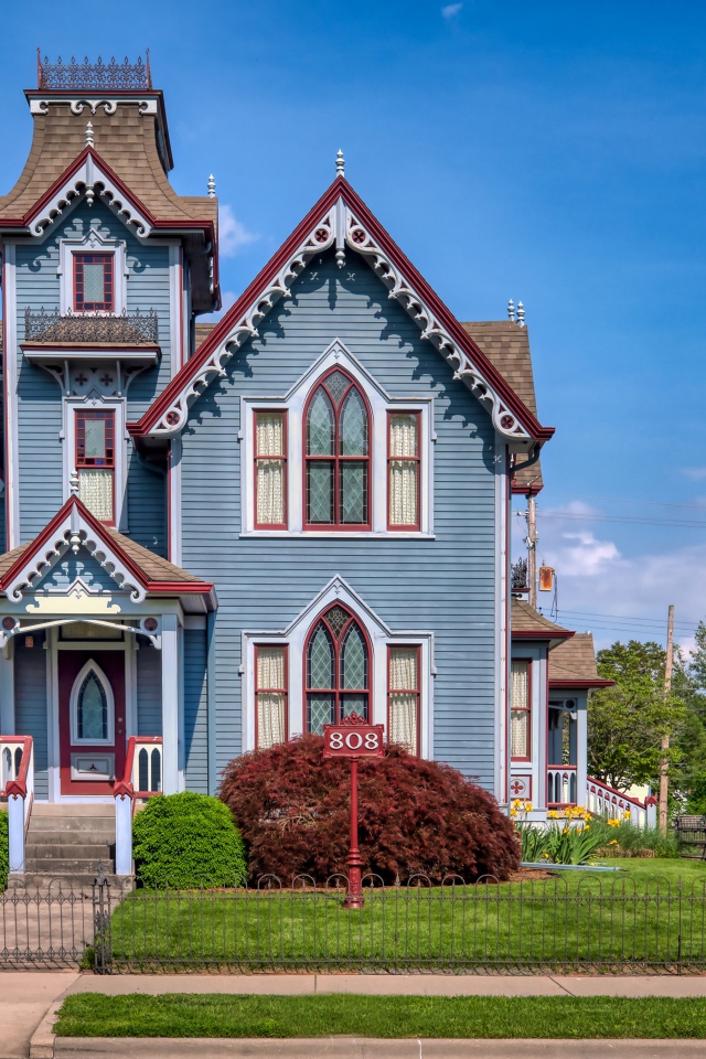 Большой двухэтажный дом на улице, США