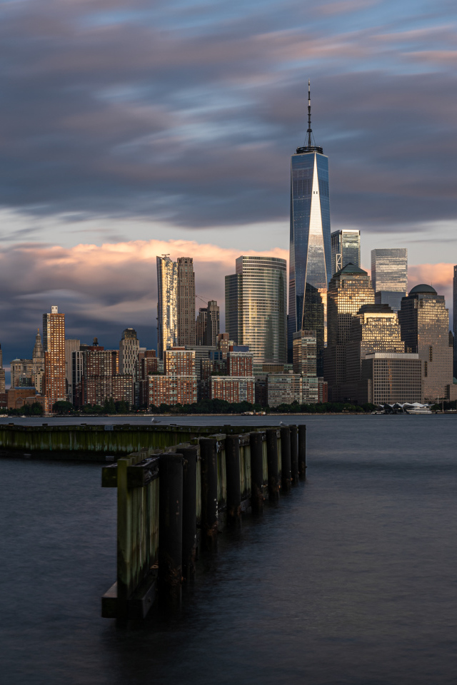 Небоскребы города Манхэттен у моря, США 