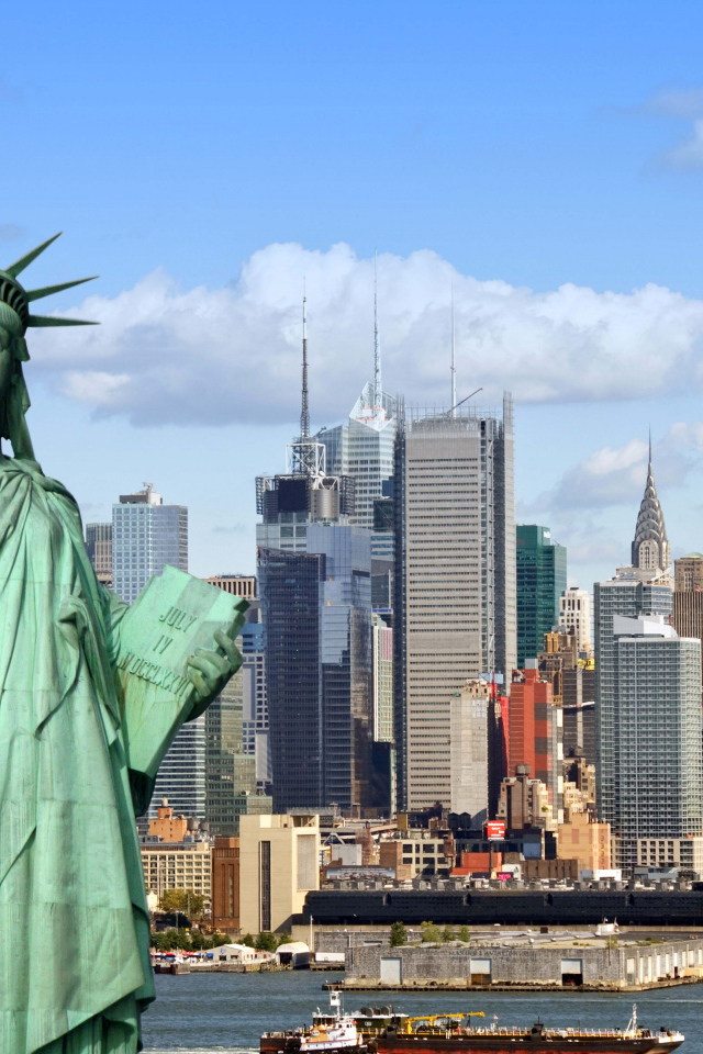 Статуя свободы на фоне небоскребов, США