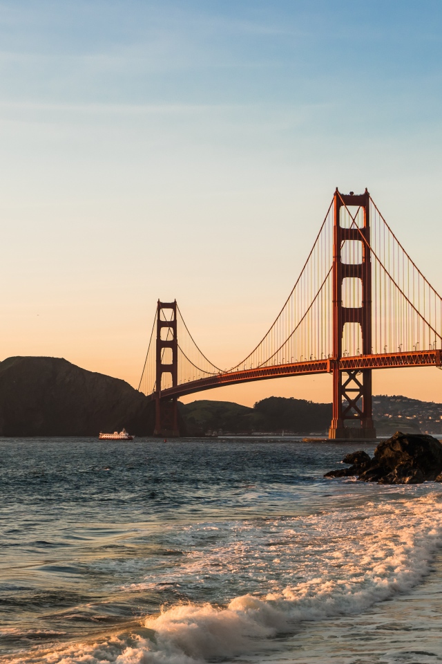 Золотой мост соединяет берега Сан - Франциско, США 