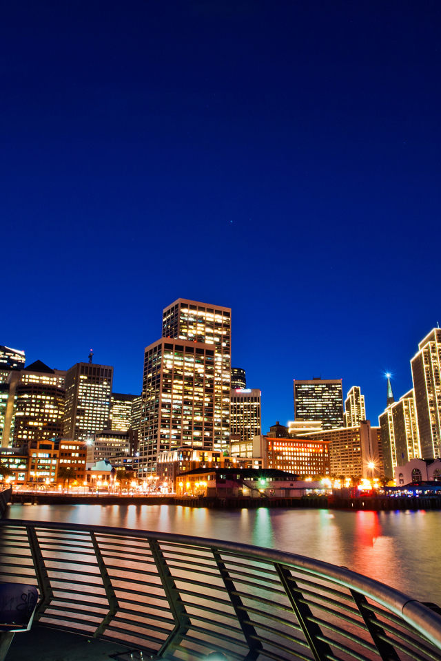 Красивый ночной город Сан-Франциско у воды