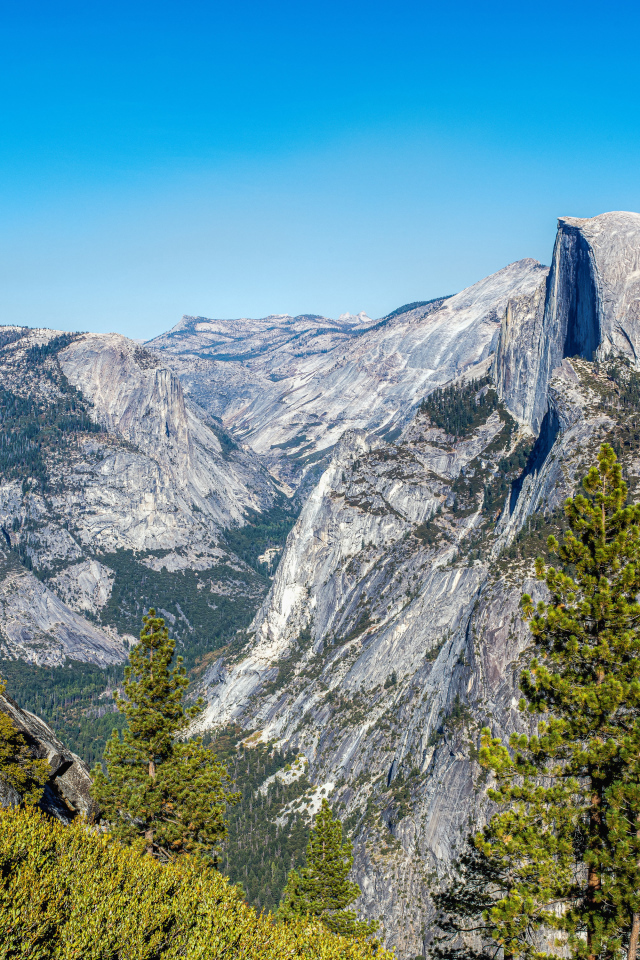 Вид на горный массив в национальном парке Йосемити, Калифорния. США