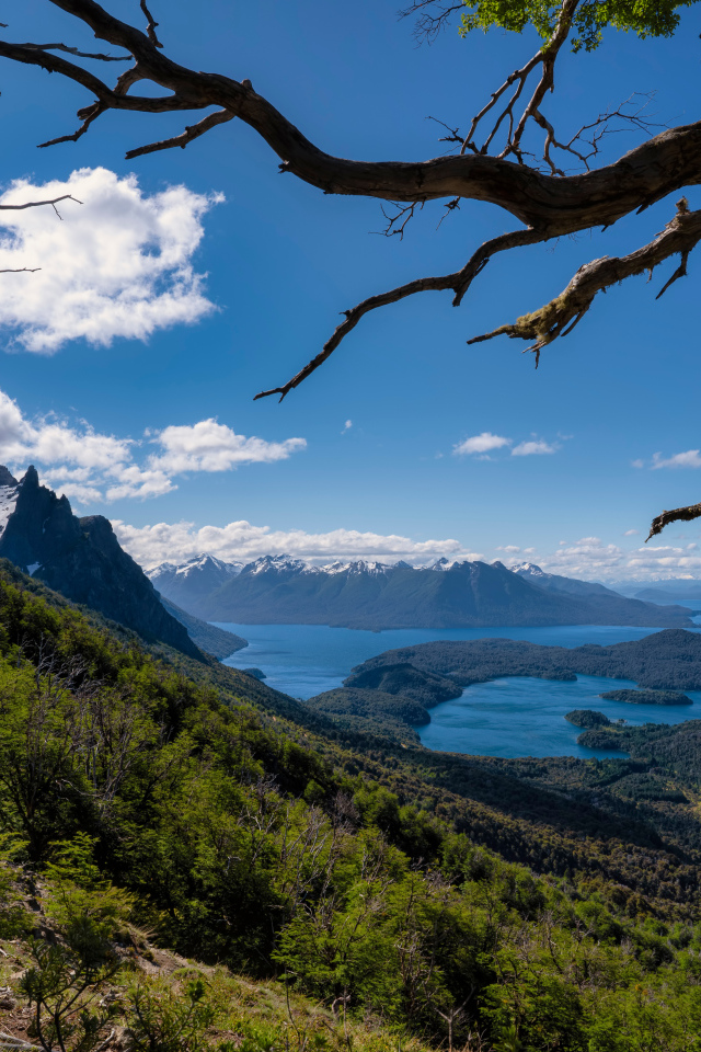 Красивый вид на горы и залив под голубым небом, Аргентина 