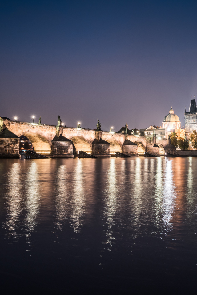 Карлов мост отражается в воде ночью,  Прага Чехия