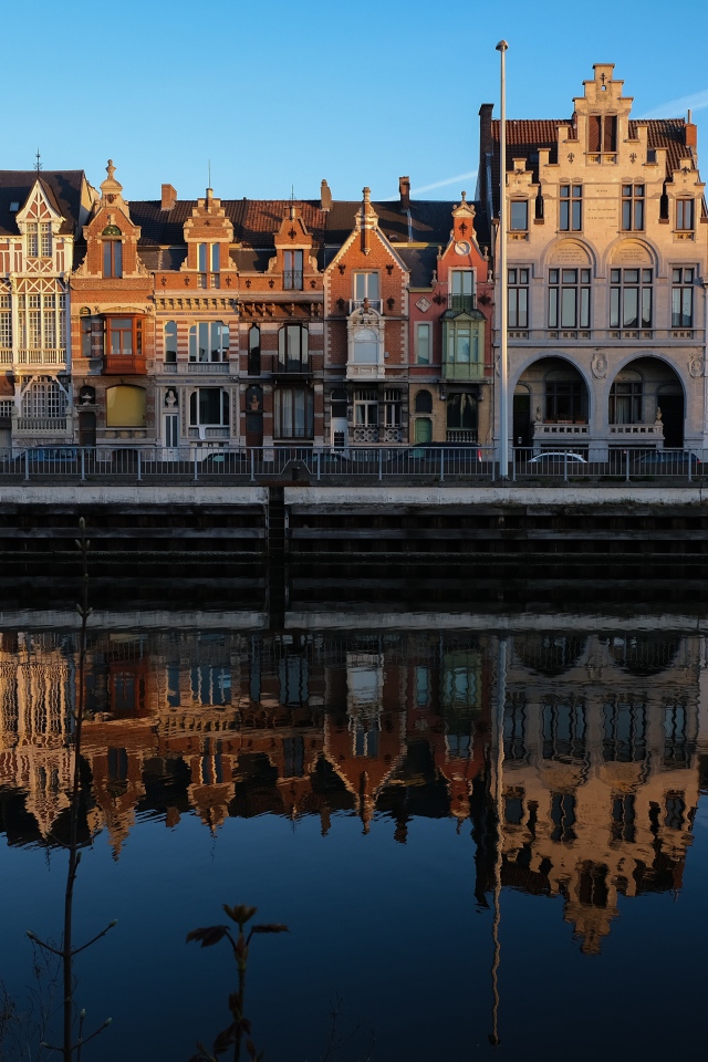 Дома отражаются в воде канала, Бельгия 