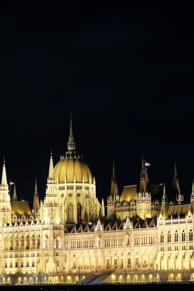 Здание венгерского парламента ночь на черном фоне