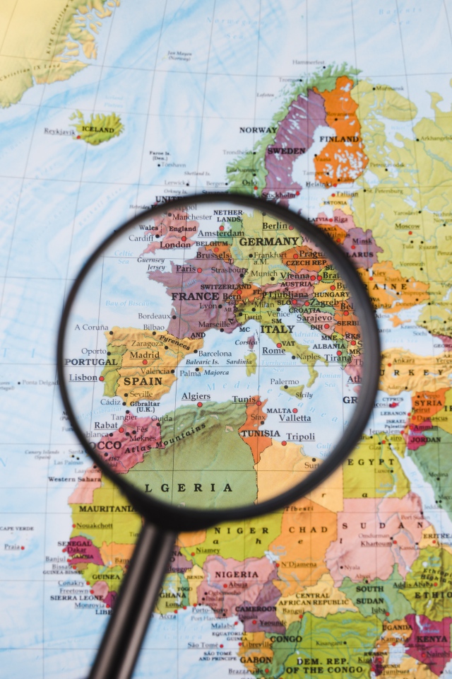 Увеличительное стекло на карте мира