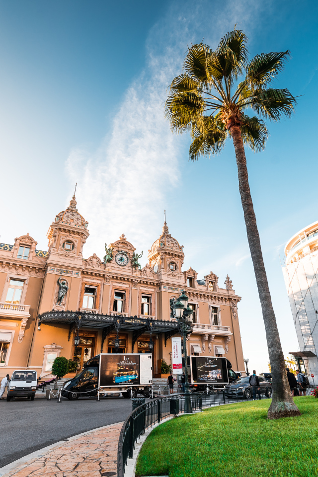 Центр города Монте Карло под голубым небом, Монако