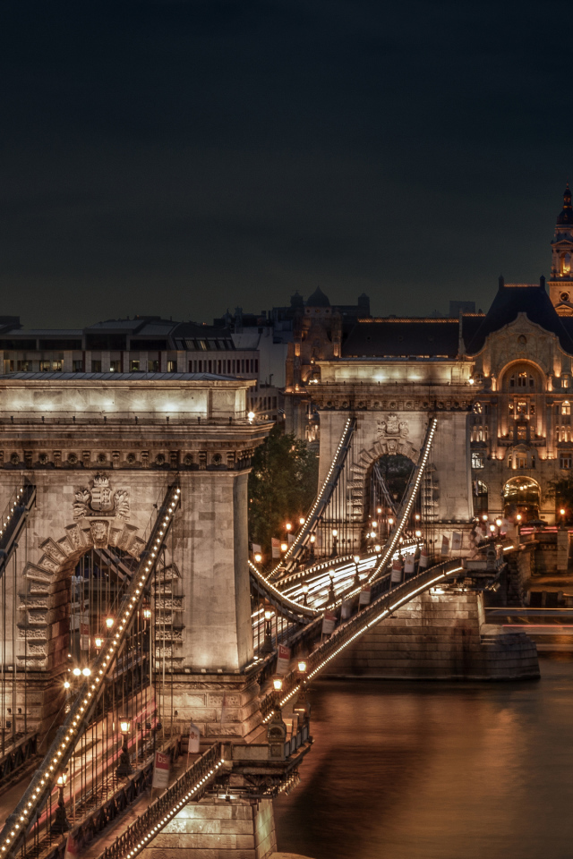 Цепной мост Сечени через реку Дунай вечером, Будапешт. Венгрия