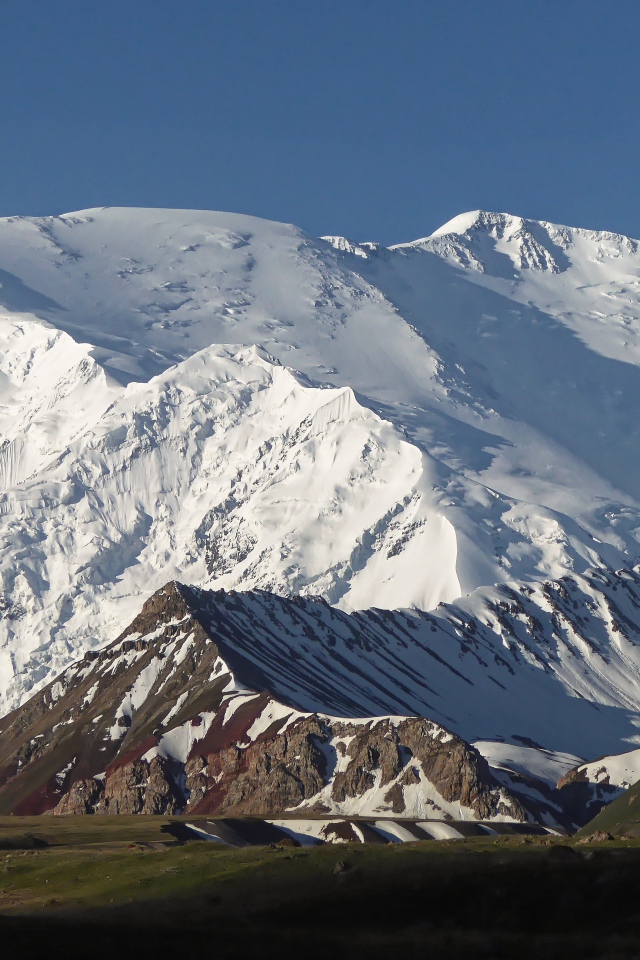 Вид на красивые заснеженные горы, Киргизия